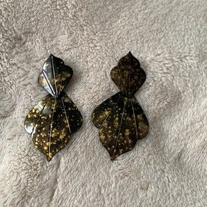 Really pretty black and gold color earrings